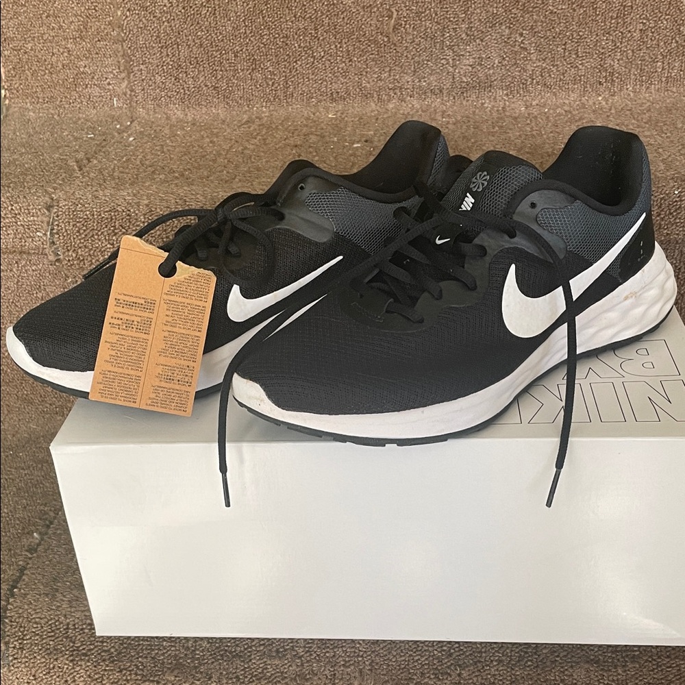 Nike Men's Black and White Athletic Shoes